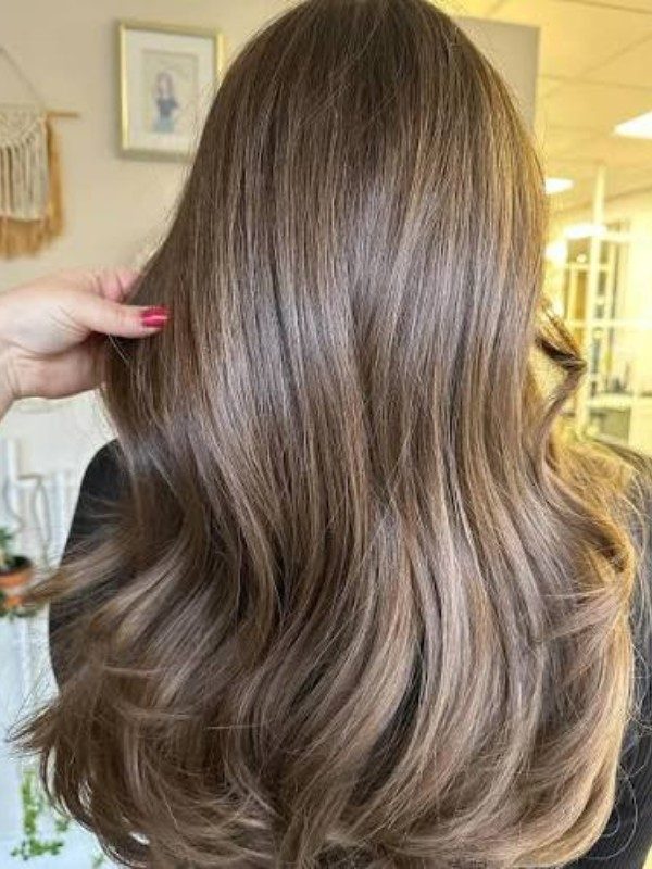 tendance coiffure hiver 2025 2026 mocha mousse 1